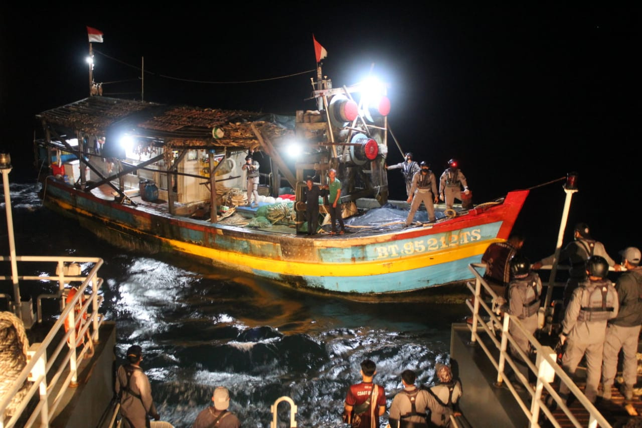 Authorities of the Indonesian Maritime Security Board (Bakamla) bring Indonesian-flagged fishing vessel BT 95212 TS manned by 10 Viatnamese crew members to Ranai Naval Base in Natuna, Riau Islands, in the early hours of Saturday. Bakamla found that the vessel was actually foreign, operated by 10 Viatnamese crew members to fish in the Natuna waters. 
