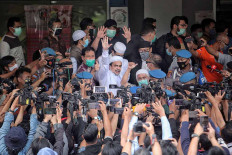 Islam Defenders Front (FPI) leader Rizieq Shihab arrives at the Jakarta Police headquarters in Jakarta on Dec. 12. Rizieq was summoned by the police for allegedly breaching health protocols by holding crowded events at his house and at the group’s headquarters in Petamburan, Central Jakarta, last month. JP/Seto Wardhana.