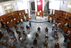 Christians attend a Christmas Eve’s service at Immanuel Church in Jakarta on Dec. 24. The church only allowed 50 congregation members to attend the service and required them to adhere to the strict health protocol. JP/Dhoni Setiawan