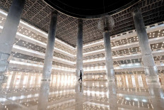 Unusual quiet. Istiqlal Mosque in Central Jakarta is unusually empty during this year’s Idul Fitri celebration on May 24. Thousands of Muslims ordinarily gather at the mosque for Idul Fitri prayers, but due to the COVID-19 pandemic, the annual event was cancelled. JP/Donny Fernando