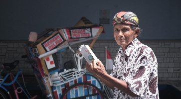 Yogyakarta pedicab driver pedals library on wheels 