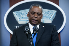 Pentagon chief in Vietnam to nudge ties 