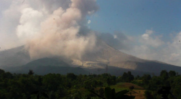 Residents clean up after Indonesia volcanic eruption